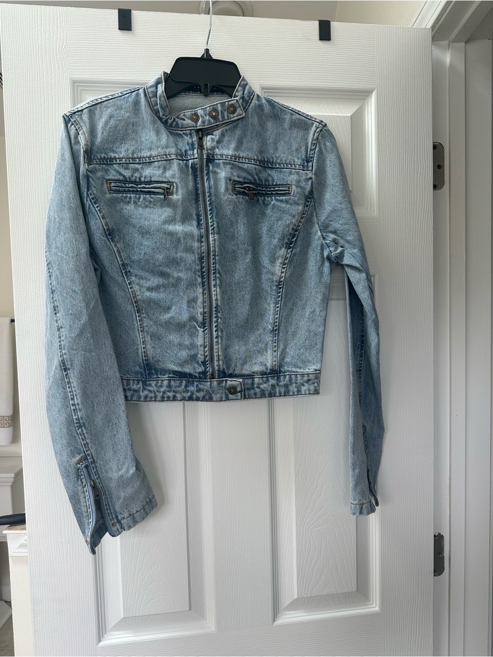 NWOT LIONESS Light Wash Cropped Denim Jacket - Light Blue - Picture 2 of 3